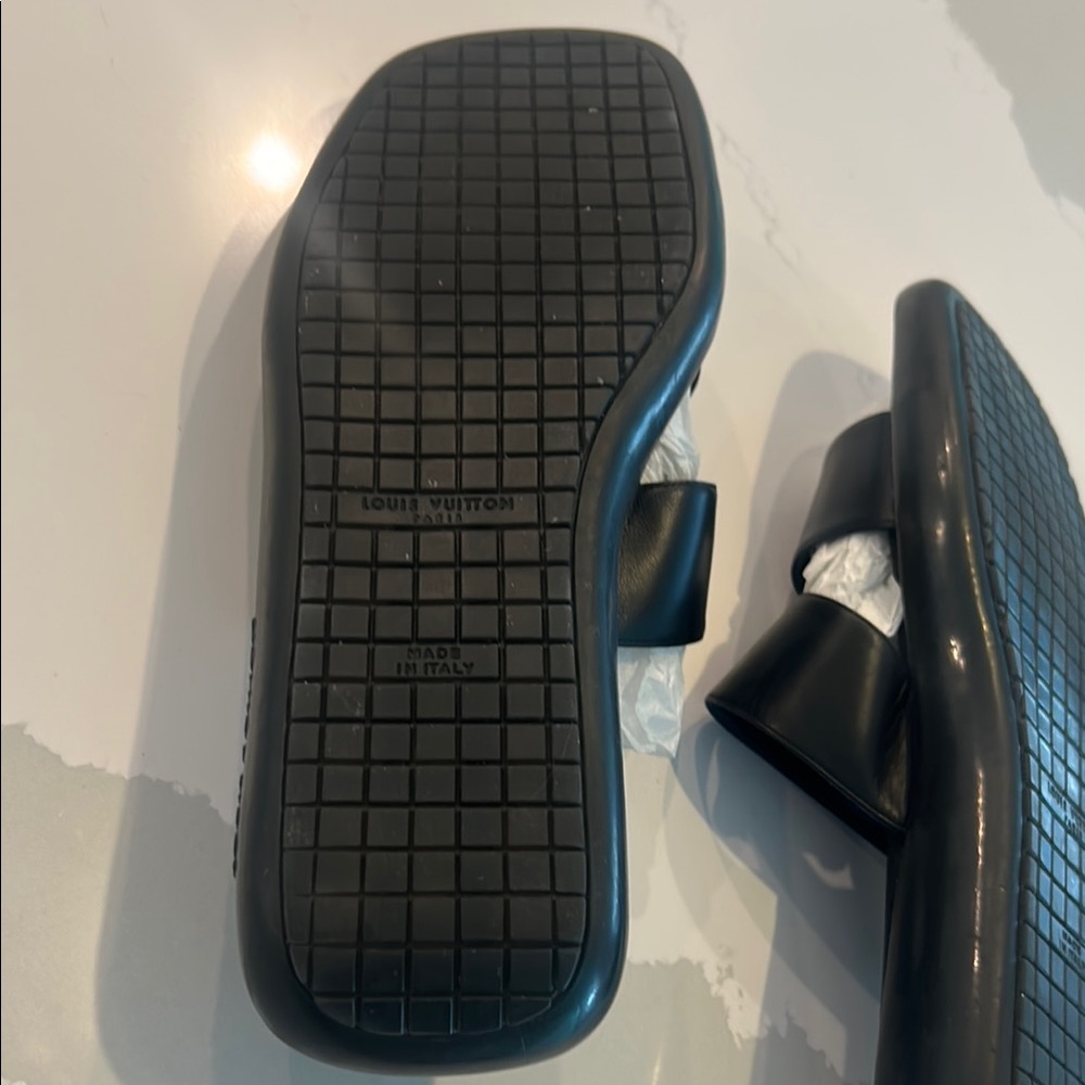 Louis Vuitton Men’s Size 9.5 Black Slide Sandals - Picture 8 of 11